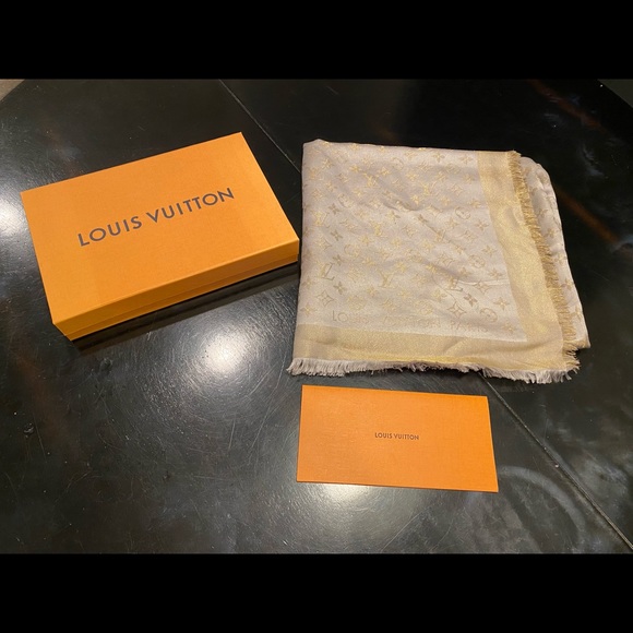 Louie Vuitton wool/silk monogram shawl. Silver and gold - Picture 4 of 11